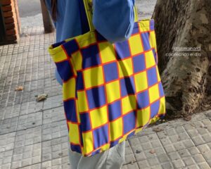 Bolso de tela impermeable con cierre. Cuadros azules y amarillos con rojo. Mirador Art Studio