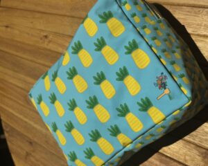 Neceser Aire con diseño de ananas veraniego, tela impermeable.