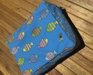 Neceser Aire con diseño de peces de colores en el mar. Tela impermeable. Mirador Art Studio