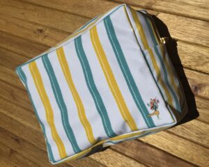 Neceser Aire con diseño de rayas irregulares verde agua, amarillo y blanco. Tela impermeable. Mirador Art Studio