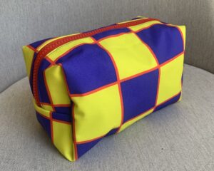 Neceser chico cuadros azul y amarillo con rojo de Mirador Art Studio