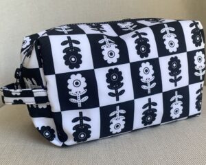 Neceser chico cuadros blanco y negro con flores de Mirador Art Studio