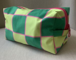 Neceser chico cuadros verdes con rosado de Mirador Art Studio