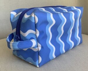 Neceser chico con rayas onduladas azul y blanco de Mirador Art Studio