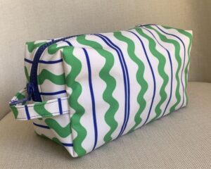 Neceser chico con rayas onduladas verde y azul de Mirador Art Studio