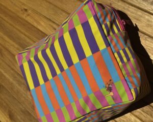 Neceser grande con diseño de rayas multicolores. Mirador Art Studio